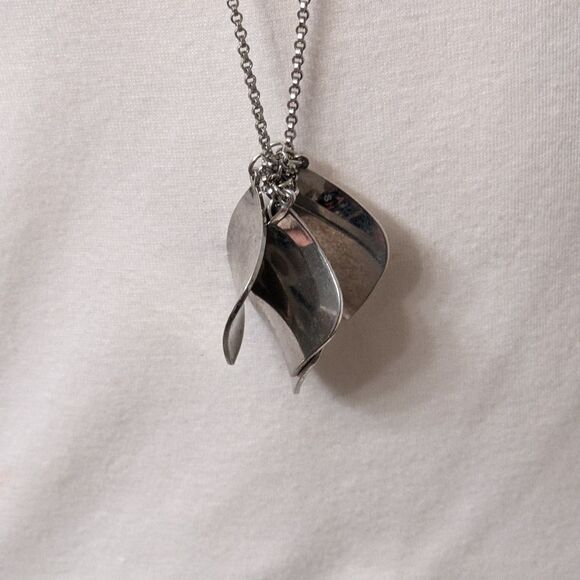 Long charm silvertone necklace - Picture 6 of 10